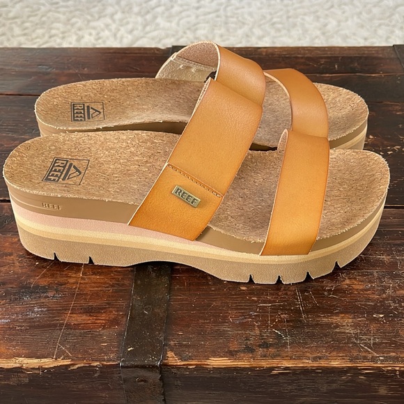 Reef Tan Platform Sandals - Picture 4 of 7